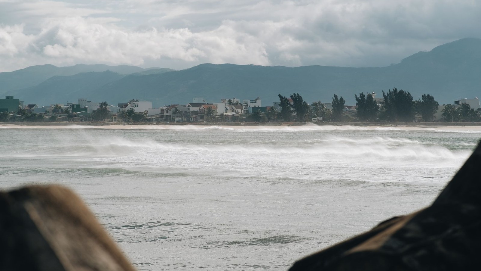 Céu nublado e vento no litoral da Costa Doce marcam a mudança do tempo no RS nesta quarta.