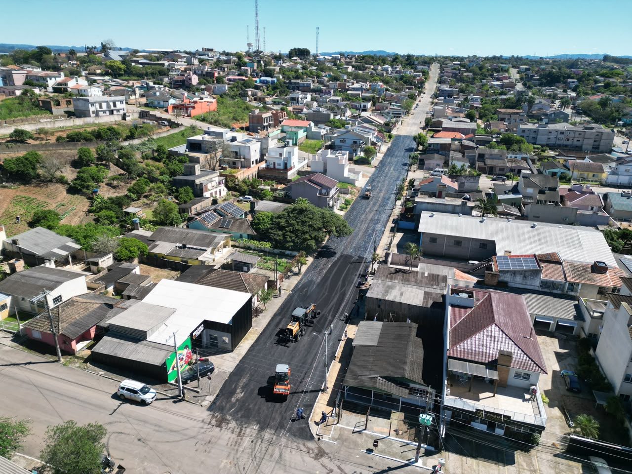 Asfaltamento da Rua Dr. Rosinha avança entre os bairros Centenário e São João, em Camaquã.