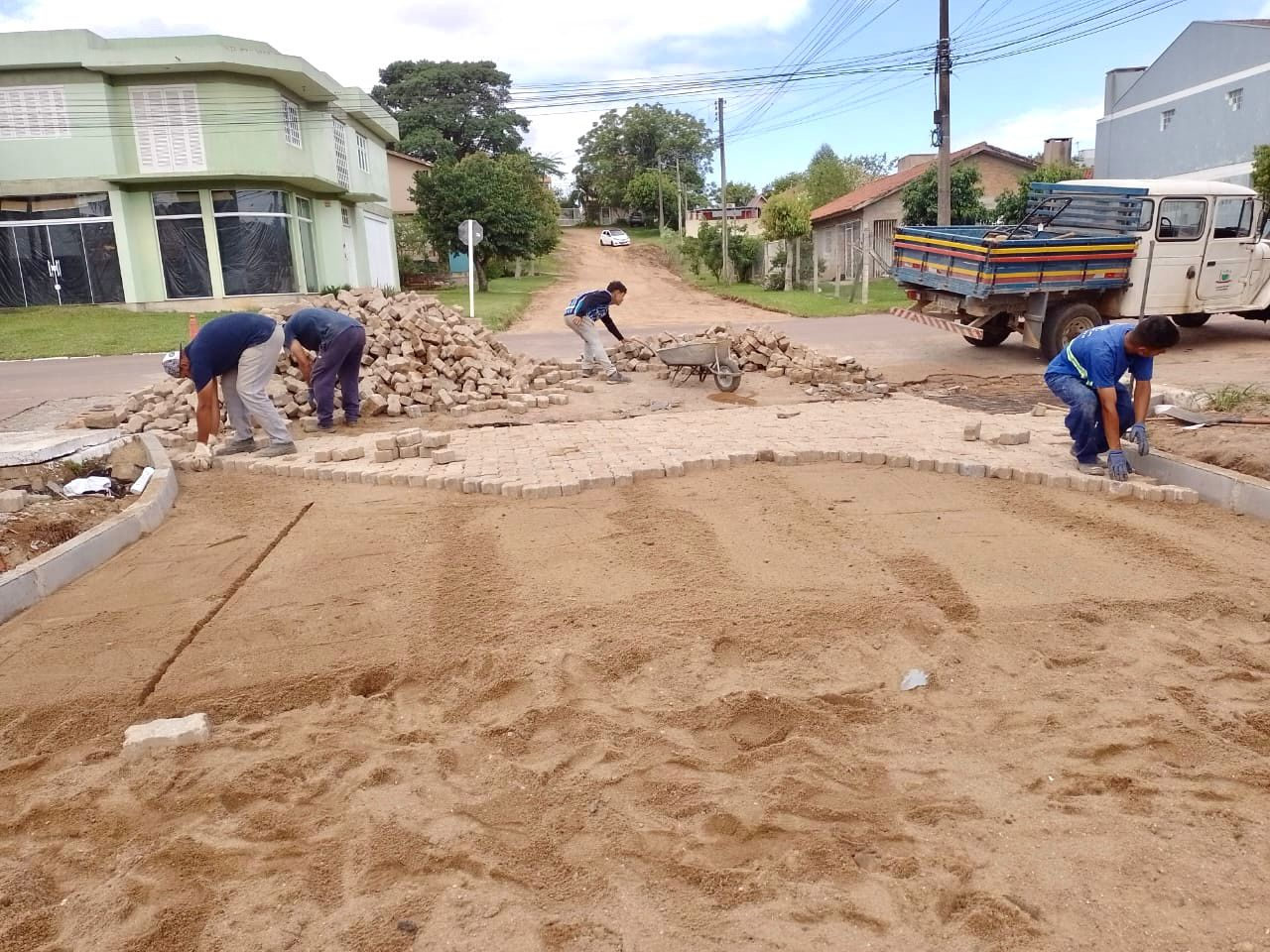 Rua Estevão Medina recebe início do calçamento no bairro Bom Sucesso em Camaquã