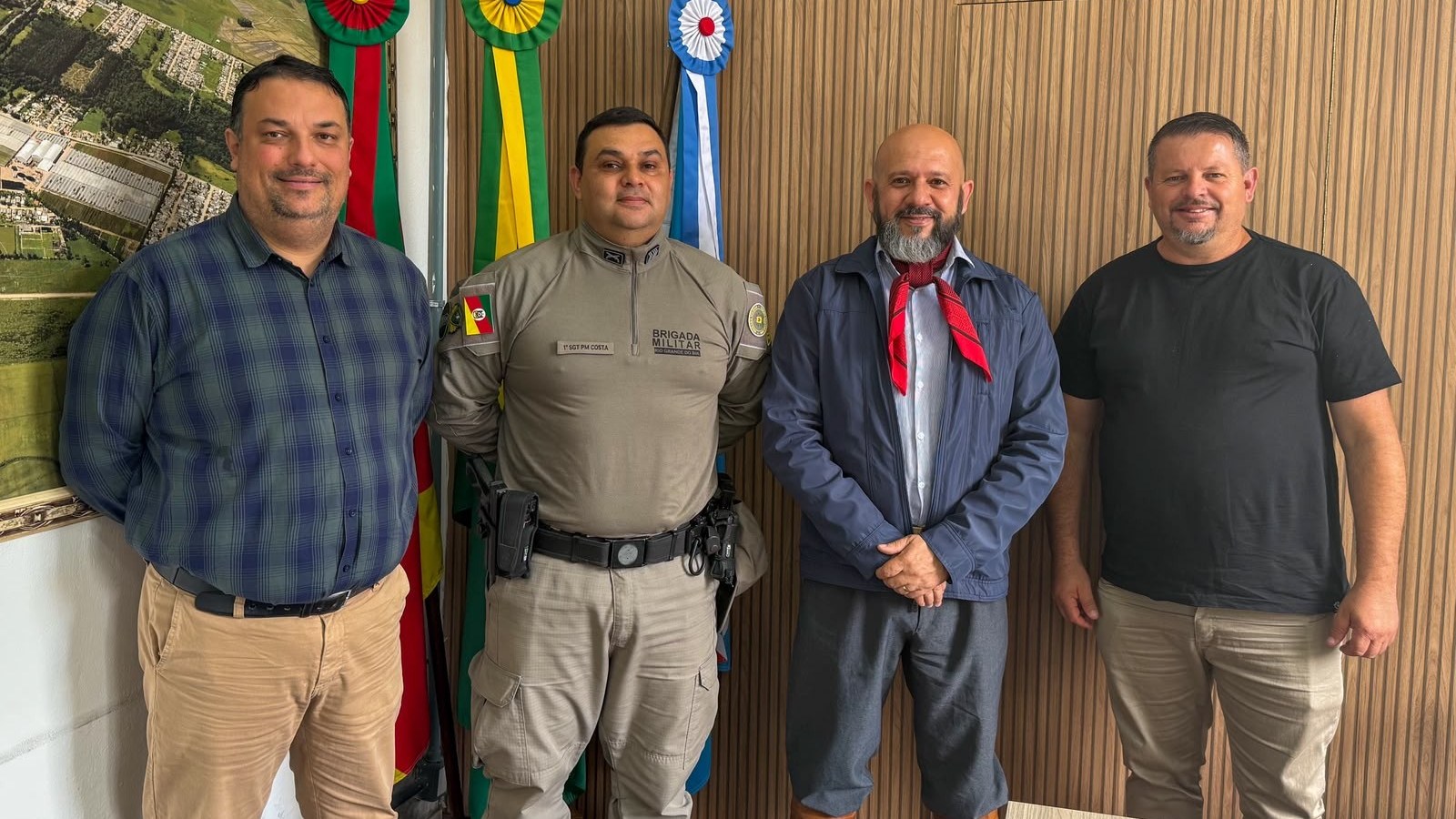 Sargento Costa é recebido pelo prefeito João Francisco Feijó no gabinete da Prefeitura de Barra do Ribeiro