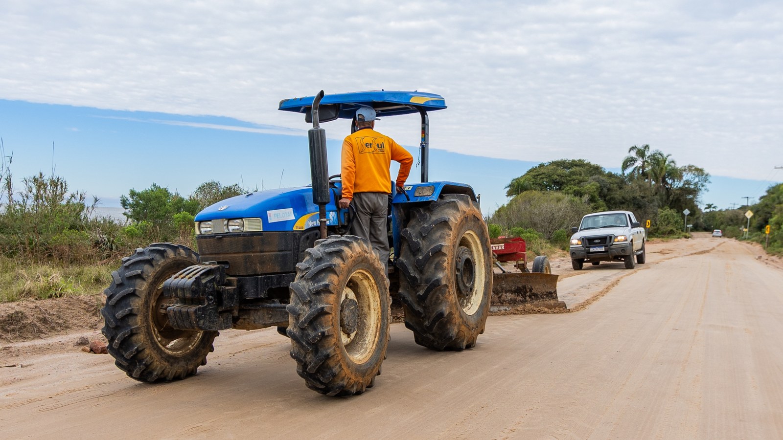 Trator New Holland TT4030 com plaina niveladora entregue à Colônia Z3, em Pelotas