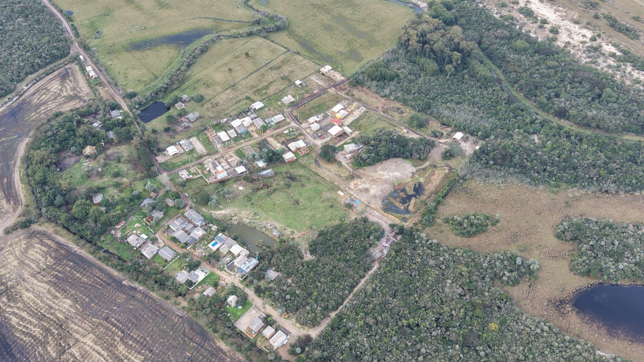 Arambaré vista do alto na hora dourada: a cidade da Costa Doce se prepara para a sua Semana Farroupilha. Imagens: arambare.com
