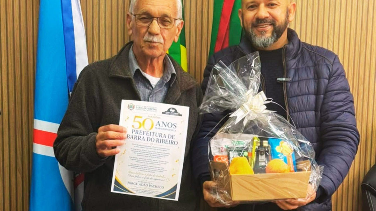 Servidor completa 50 anos de serviço em Barra do Ribeiro