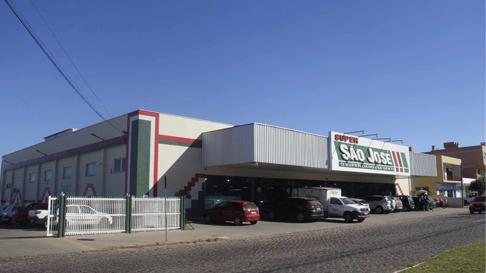 Prateleiras de supermercado em Camaquã; loja abre vagas para conferente e auxiliar de depósito.