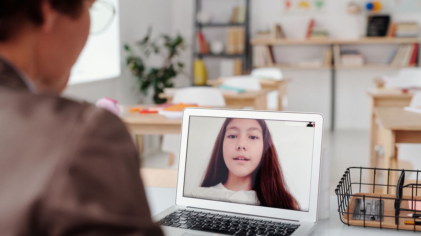 Educador em aula online: UFSM abre vagas para tutoria e produção de cursos a distância.
