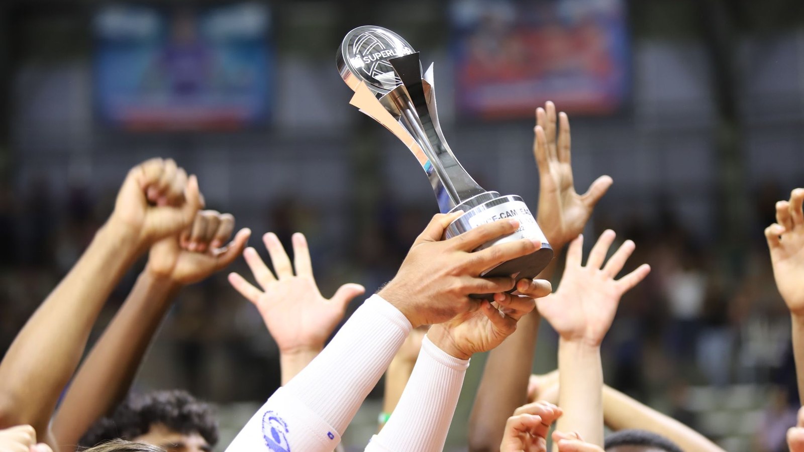Equipe do Clube Cruzeiro do Sul comemora o título do 1º Torneio de Vôlei Misto em Cerro Grande do Sul
