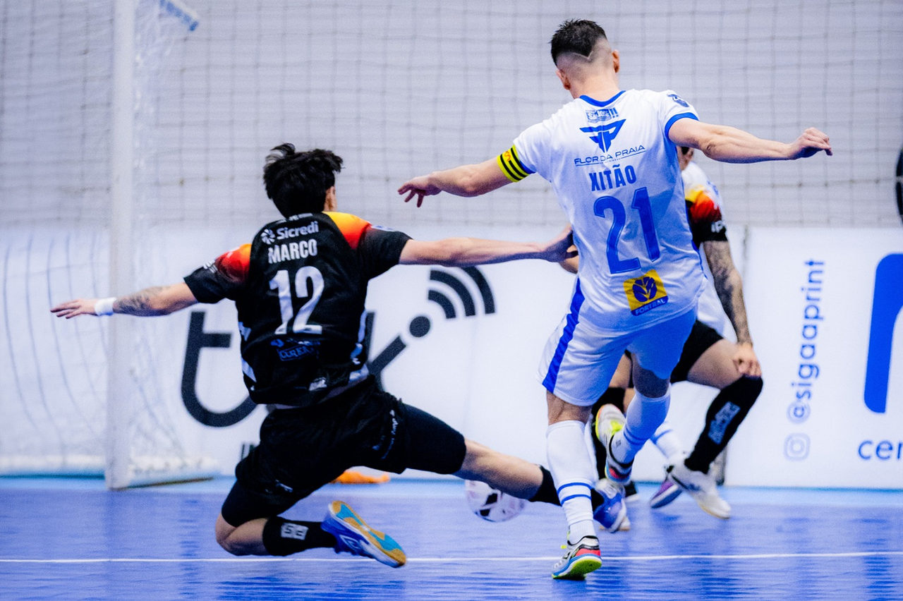 Vélez Camaquã goleia o Blumenau por 5 a 1 e dispara na liderança isolada da LNF Silver