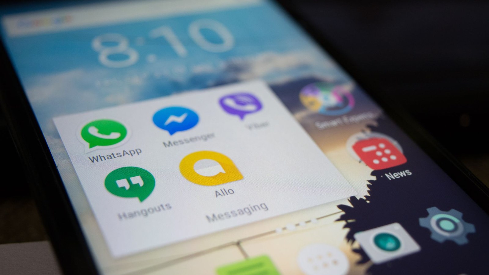 Pai configura controle parental do WhatsApp no celular enquanto adolescente usa o aplicativo ao fundo