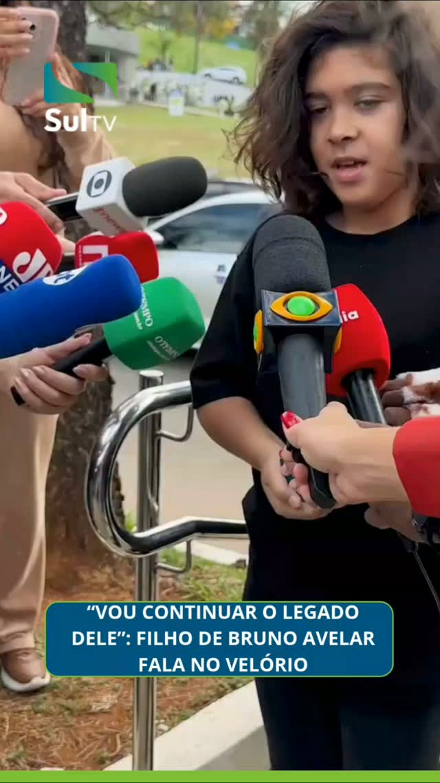 Kai, de 10 anos, filho do empresário Bruno Avelar, falou com a imprensa durante o velório do pai, realizado nesta quint…