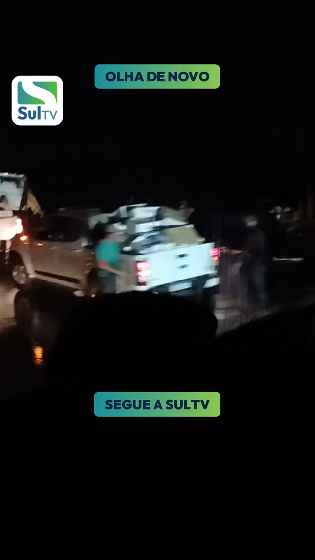 Vídeo flagra populares saqueando carga de carne após carreta tombar na BR-163, em Sorriso (MT)