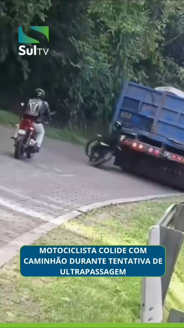 Um motociclista se envolveu em uma colisão com um caminhão após tentar realizar uma ultrapassagem. Segundo as informaçõ…