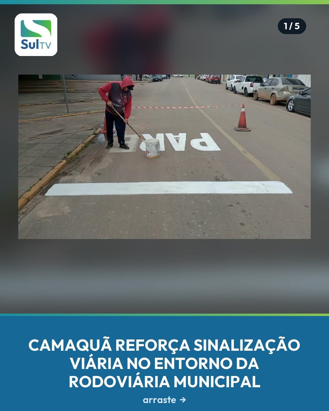 Pintura de faixas de pedestres, placas de PARE e meios-fios qualifica cruzamento de grande movimento no centro