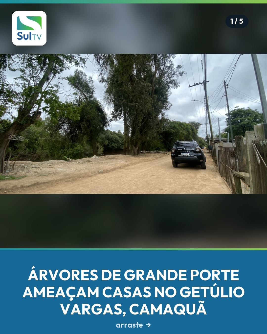 Galhos de árvores de grande porte estão soltos e pendurados sobre fiação elétrica e telhados na rua Ederaldo de Souza G…