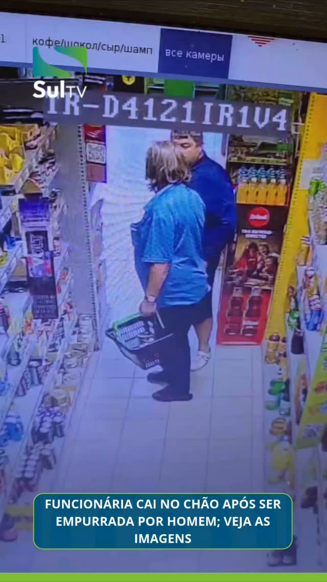 Imagens de uma câmera de segurança dentro de um supermercado registraram uma agressão contra uma funcionária durante um…