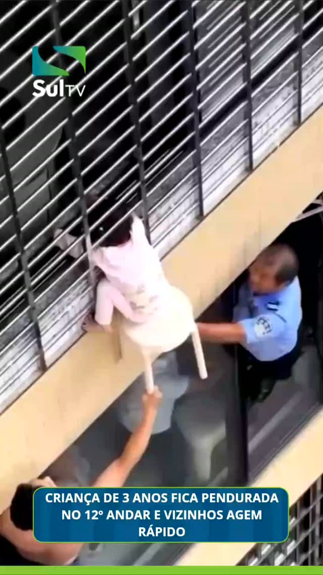 Uma menina de apenas 3 anos ficou pendurada do lado de fora da janela de um apartamento no 12º andar, na China. A crian…